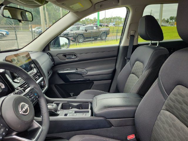 Used 2024 Nissan Pathfinder SV FWD image 18