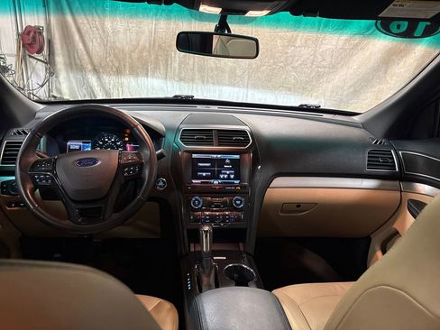 Used 2016 Ford Explorer XLT w/ Equipment Group 202A AWD/4WD image 18
