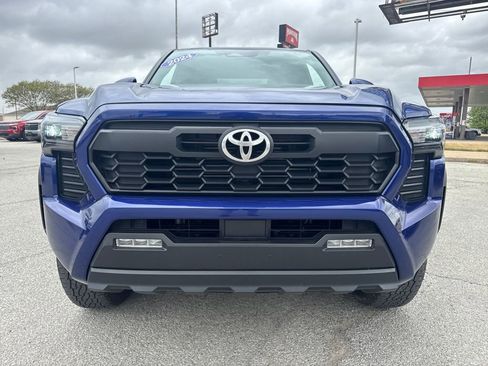 Used 2024 Toyota Tacoma TRD Off-Road image 9