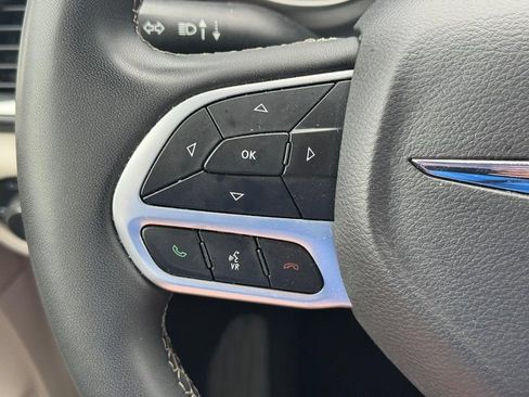 Used 2023 Chrysler Pacifica Touring-L FWD image 20