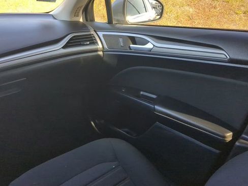 Used 2020 Ford Fusion SE image 19
