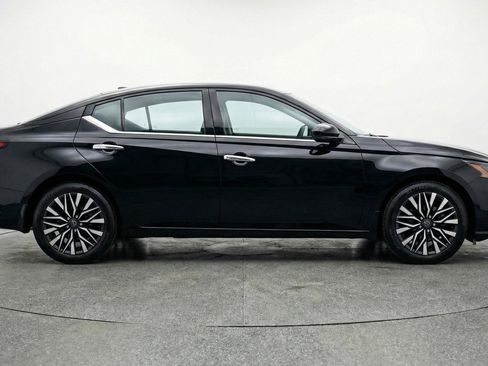 Used 2025 Nissan Altima 2.5 SV image 11