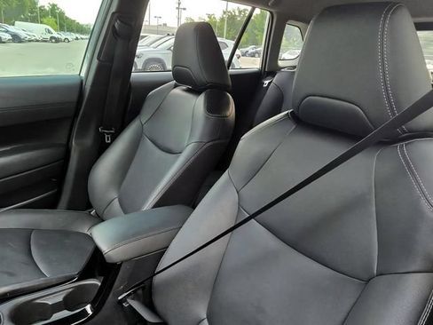 Used 2022 Toyota Corolla Cross XLE FWD image 23