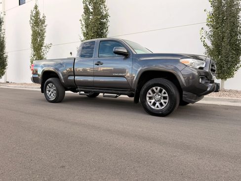 Used 2017 Toyota Tacoma SR5 w/ Tow Package AWD/4WD image 2