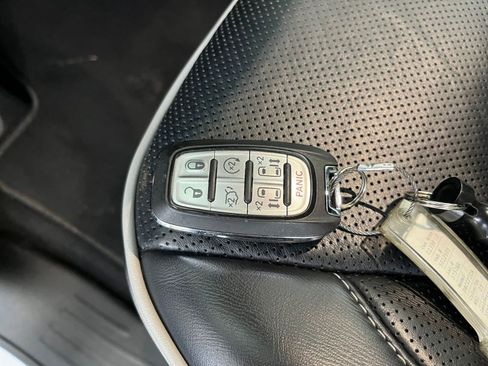 Used 2025 Chrysler Pacifica Limited image 22