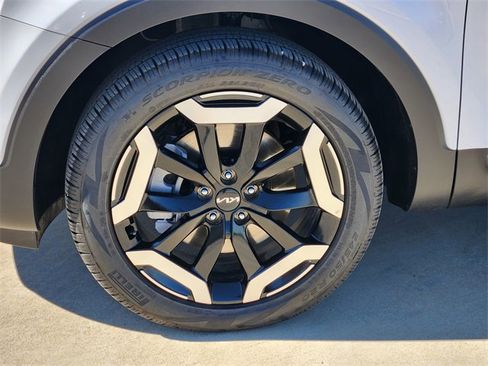 Used 2025 Kia Telluride EX w/ EX Captain's Chair Package image 12