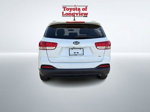 Used 2016 Kia Sorento FWD image 4