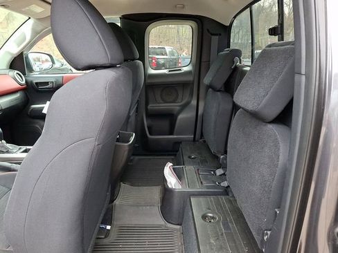 Used 2016 Toyota Tacoma SR5 w/ SR5 Appearance Package (SN) image 10