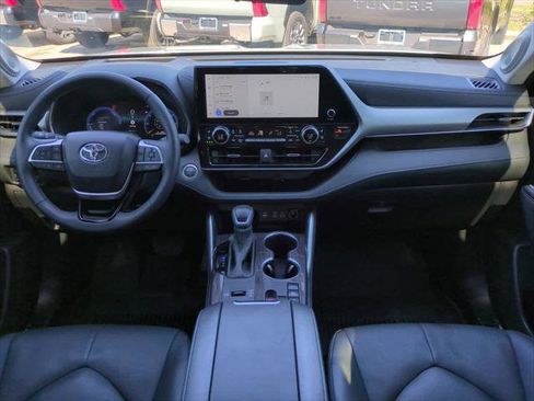 Certified 2025 Toyota Highlander Platinum image 15