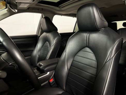 Certified 2023 Toyota Highlander XLE image 13