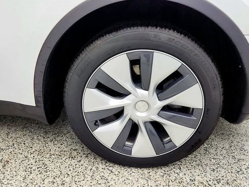 Used 2024 Tesla Model Y Long Range image 9
