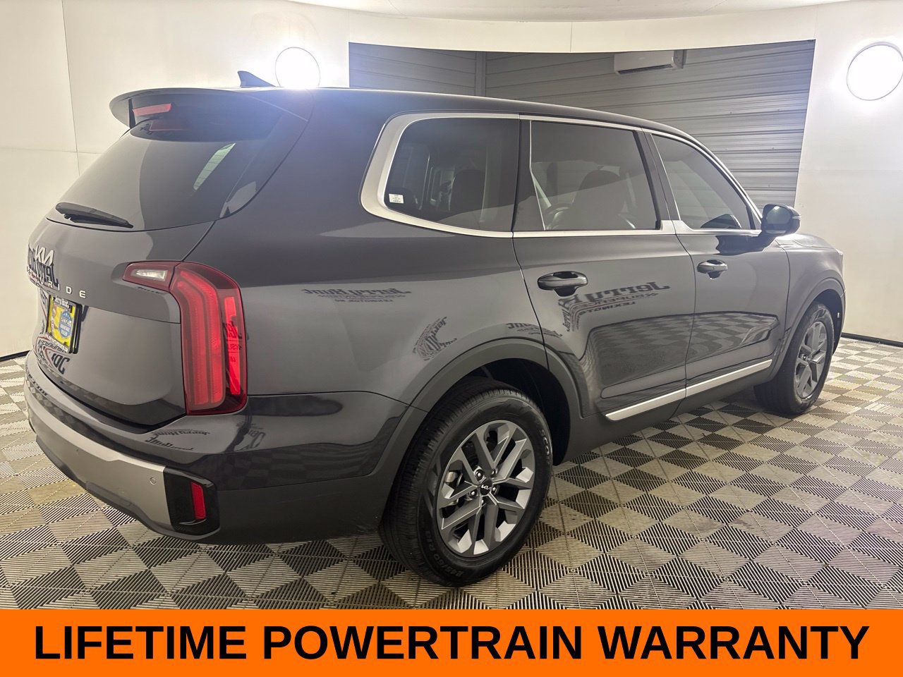 Used 2025 Kia Telluride LX FWD image 6