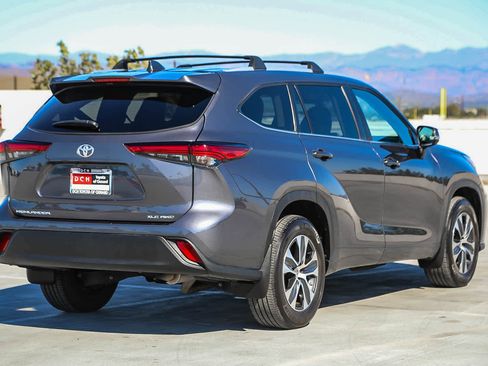 Used 2023 Toyota Highlander XLE image 5