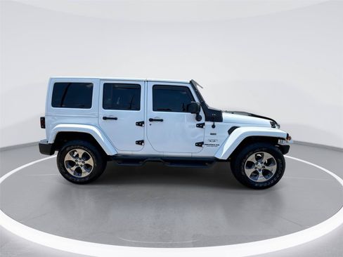 Used 2017 Jeep Wrangler Unlimited Sahara AWD/4WD image 9