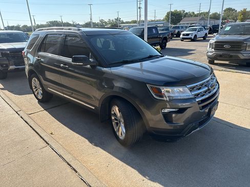 Used 2018 Ford Explorer XLT w/ Equipment Group 202A AWD/4WD image 4