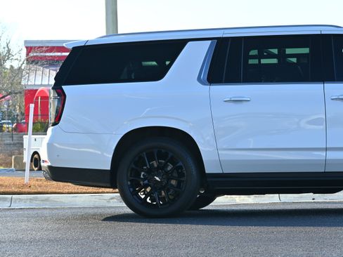 Used 2025 Chevrolet Suburban High Country image 5