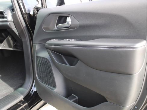 New 2026 Chrysler Pacifica Select image 22