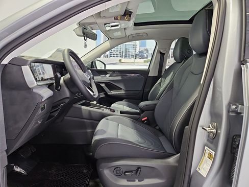 New 2026 Volkswagen Tiguan SE FWD image 17