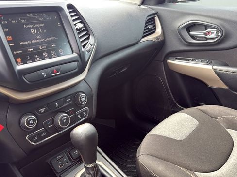 Used 2018 Jeep Cherokee Latitude FWD image 45