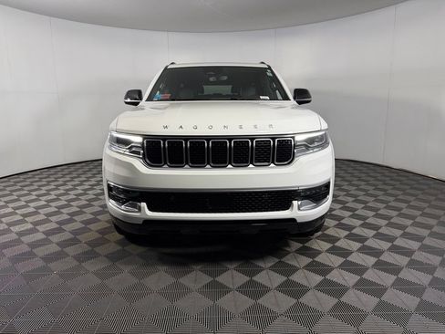Used 2025 Jeep Wagoneer 4WD image 5