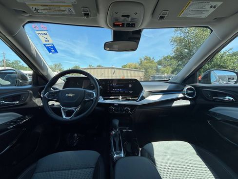 Used 2025 Chevrolet Trax LT w/ LT Convenience Package FWD image 32