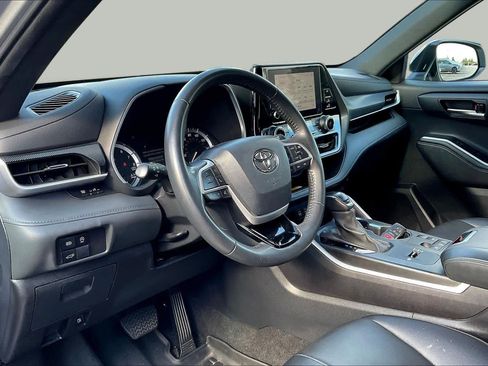 Used 2024 Toyota Highlander XSE FWD image 18
