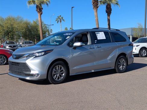 Used 2024 Toyota Sienna XLE image 2