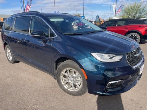 Used 2021 Chrysler Pacifica Touring w/ Uconnect Theater Family Group image 4