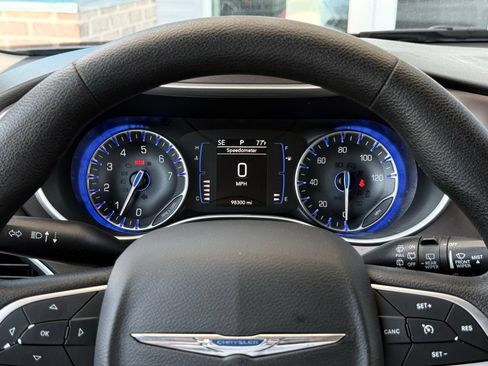 Used 2021 Chrysler Voyager Lxi FWD image 31