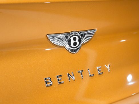 Used 2025 Bentley Bentayga image 14