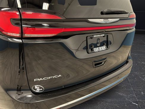 Used 2023 Chrysler Pacifica Touring-L FWD image 39
