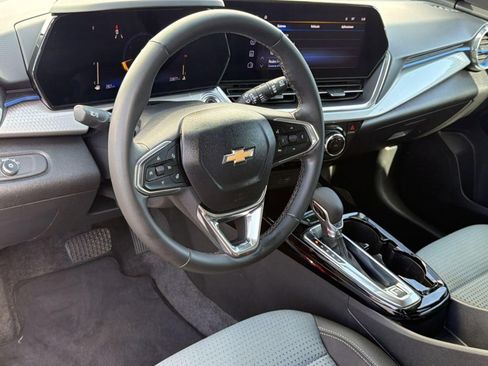Used 2025 Chevrolet Trax LT w/ LT Convenience Package FWD image 4