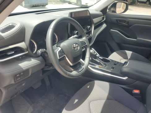 Certified 2024 Toyota Highlander LE FWD image 18