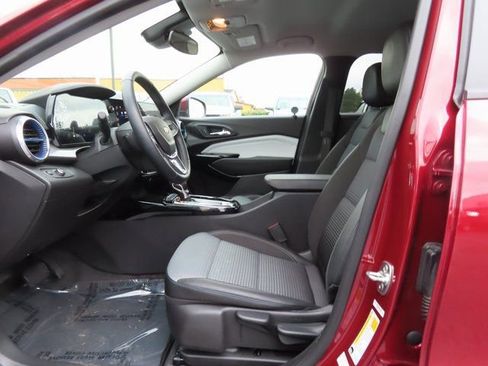 Used 2025 Chevrolet Trax LT w/ Driver Confidence Package FWD image 12