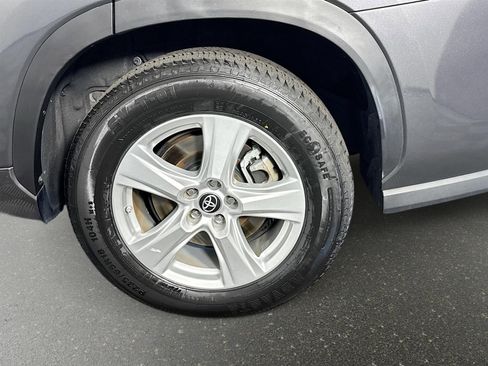 Used 2023 Toyota Highlander LE FWD image 29