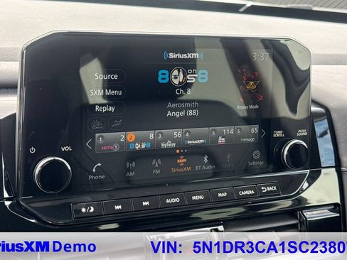 Used 2025 Nissan Pathfinder SL FWD image 28