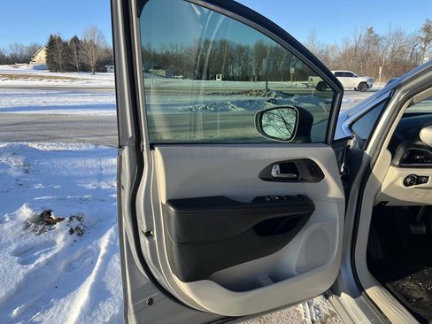 Used 2020 Chrysler Pacifica Touring-L Plus image 10