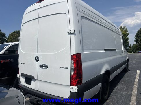 Used 2025 Mercedes-Benz Sprinter 2500 image 3