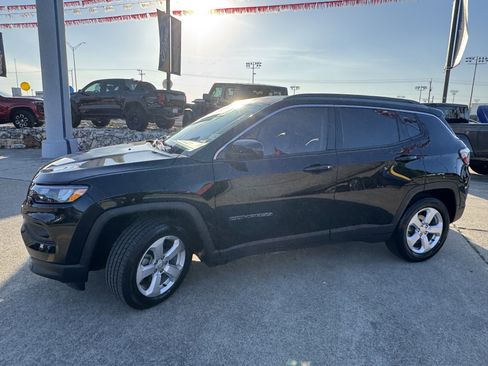 Used 2022 Jeep Compass Latitude image 10