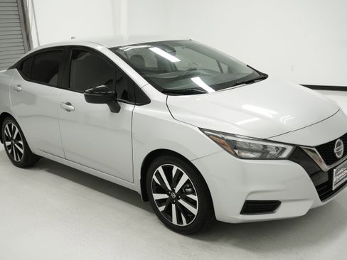 Used 2022 Nissan Versa SR image 3
