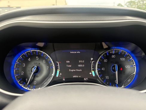 Used 2023 Chrysler Pacifica Touring-L FWD image 15