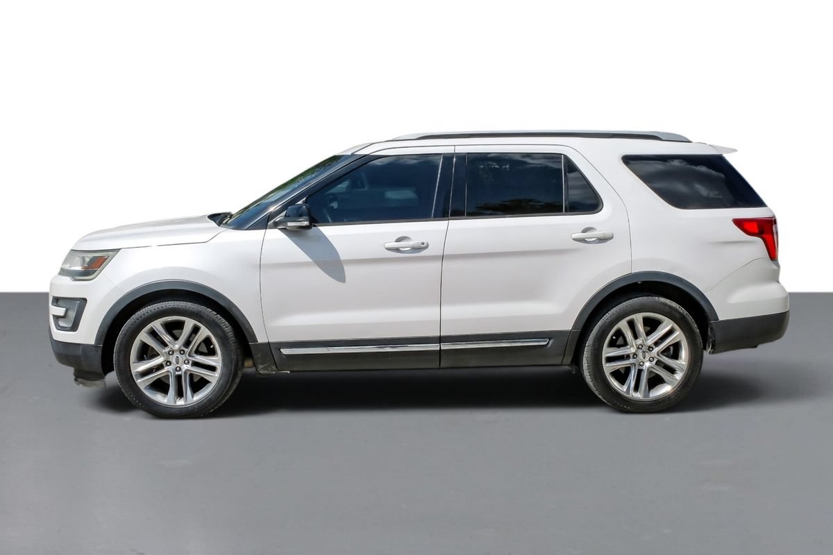 Used 2017 Ford Explorer XLT w/ Equipment Group 202A FWD image 9