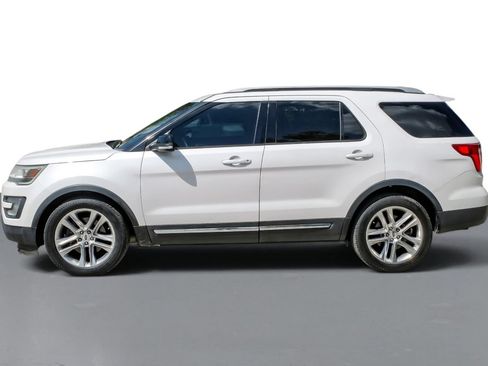 Used 2017 Ford Explorer XLT w/ Equipment Group 202A FWD image 9