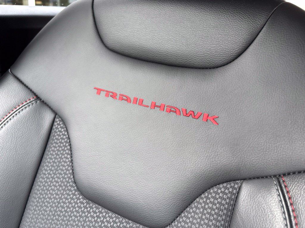 Used 2025 Jeep Compass Trailhawk w/ Trailhawk Convenience Group AWD/4WD image 37