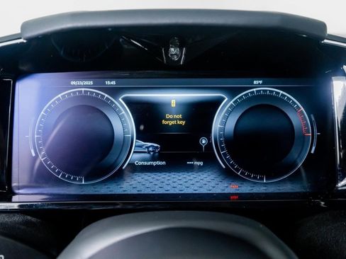 Used 2025 Aston Martin V8 Vantage Coupe image 36