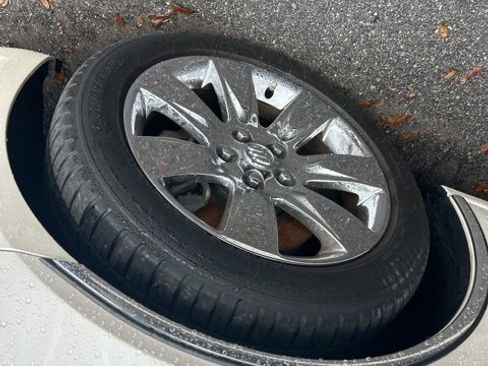 Used 2010 Buick LaCrosse CXS image 4