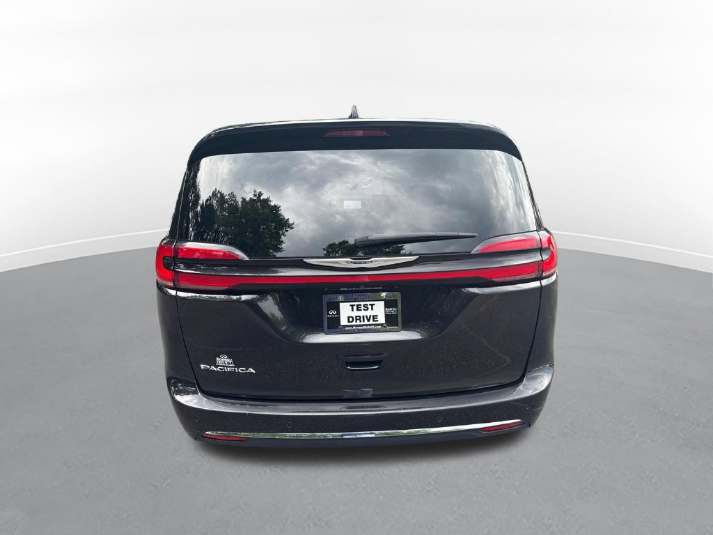 Used 2023 Chrysler Pacifica Touring-L FWD image 6