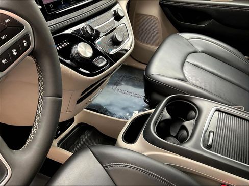 Used 2023 Chrysler Pacifica Touring-L FWD image 18
