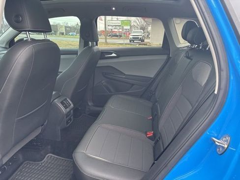 Used 2023 Volkswagen Taos SE w/ Panoramic Sunroof Package image 16