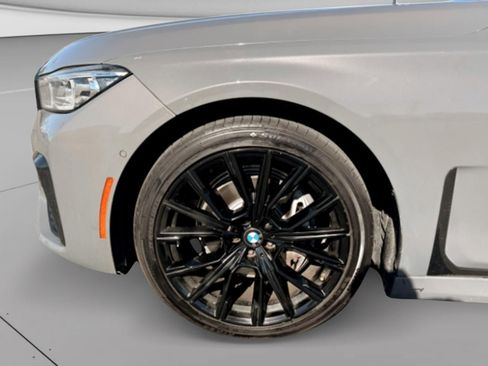 Used 2021 BMW 740i w/ M Sport Package image 9